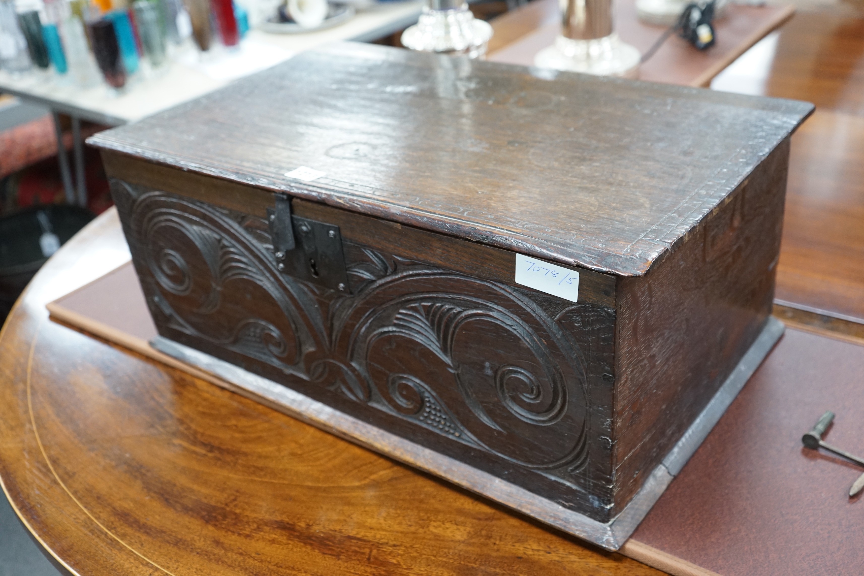 A late 17th/early 18th century oak bible box, length 60cm, depth 37cm, height 26cm